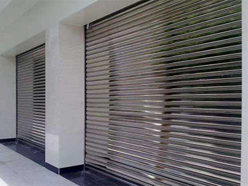 不同場(chǎng)所使用的卷閘門的安全性能也有所不同